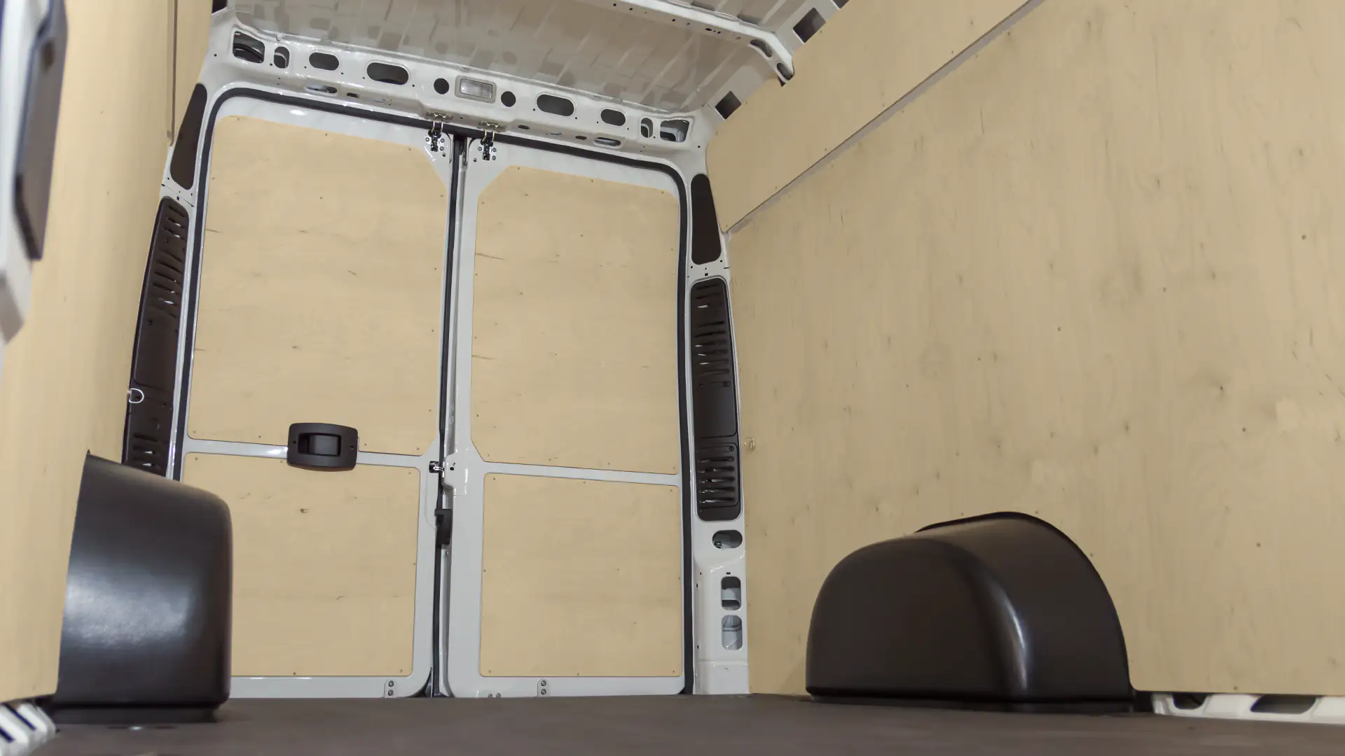 Zdjęcie zabudoway przestrzeni ładunkowej w samochodzie Iveco Daily.