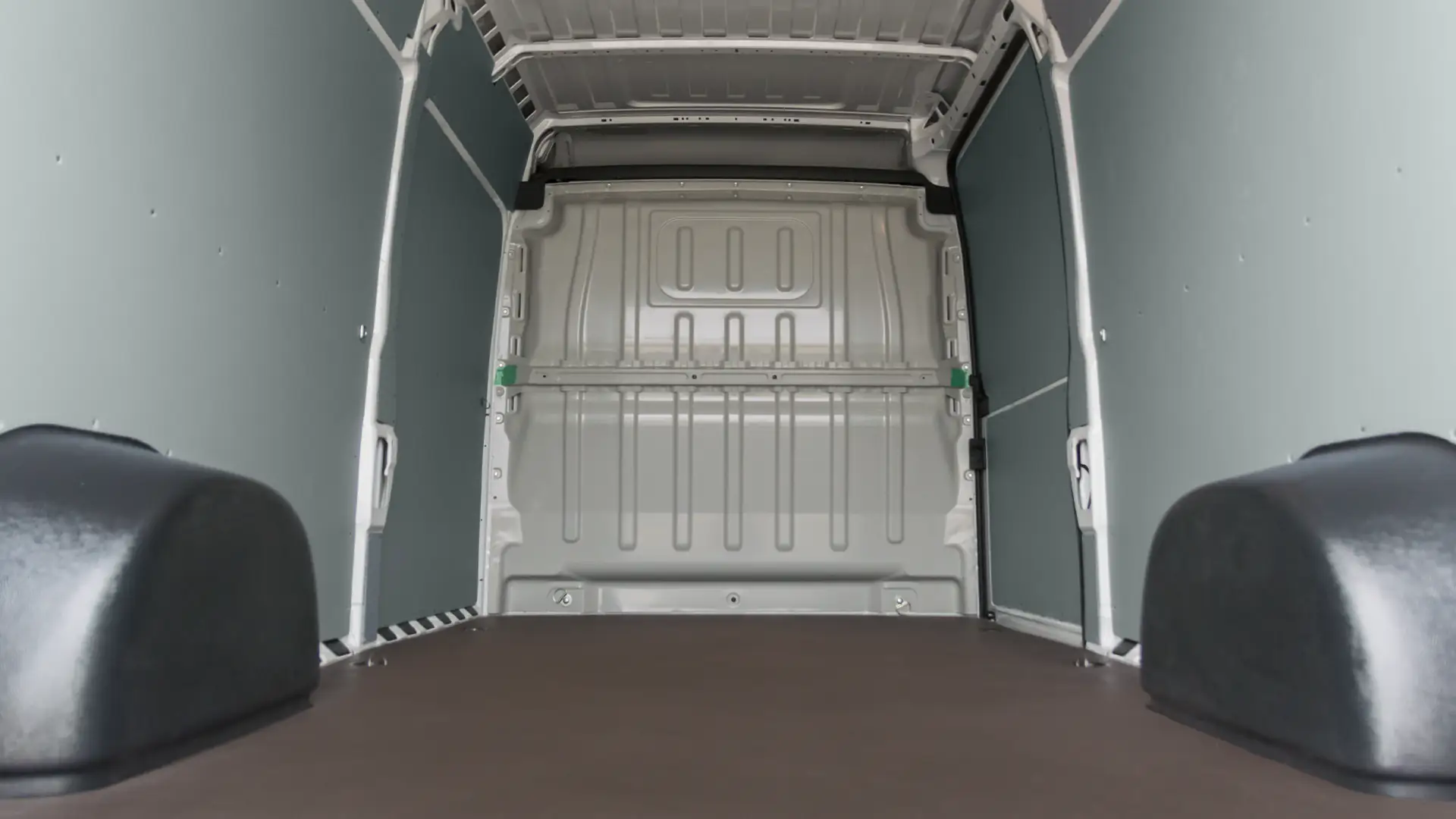 Podłoga i zabudowa przestrzeni ładunkowej z tworzywa sztucznego PP w samochodzie Peugeot Boxer.
